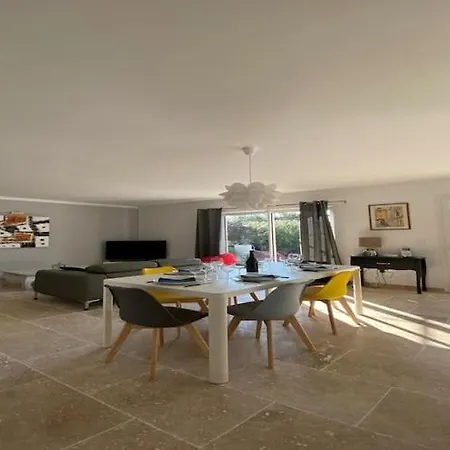 Alba Sunlit Comfort In Villa Lirac