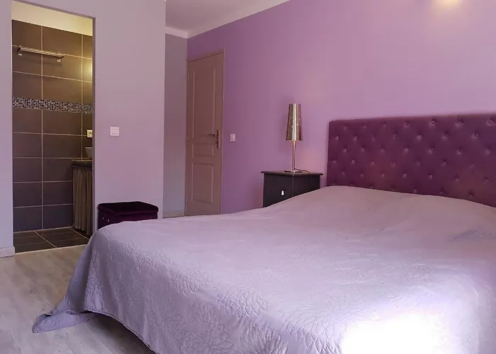 Alba Sunlit Comfort In Villa Lirac
